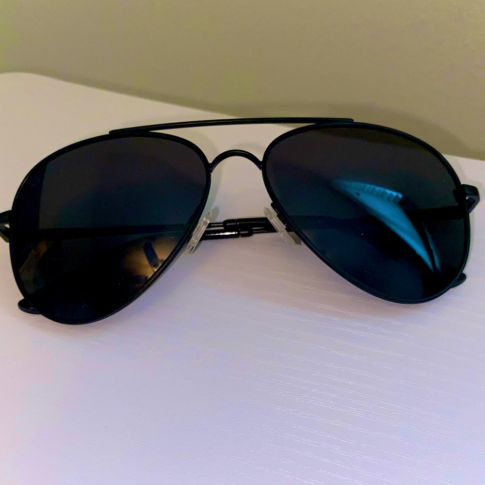 Privé Revaux Black Aviator Sunglasses +case